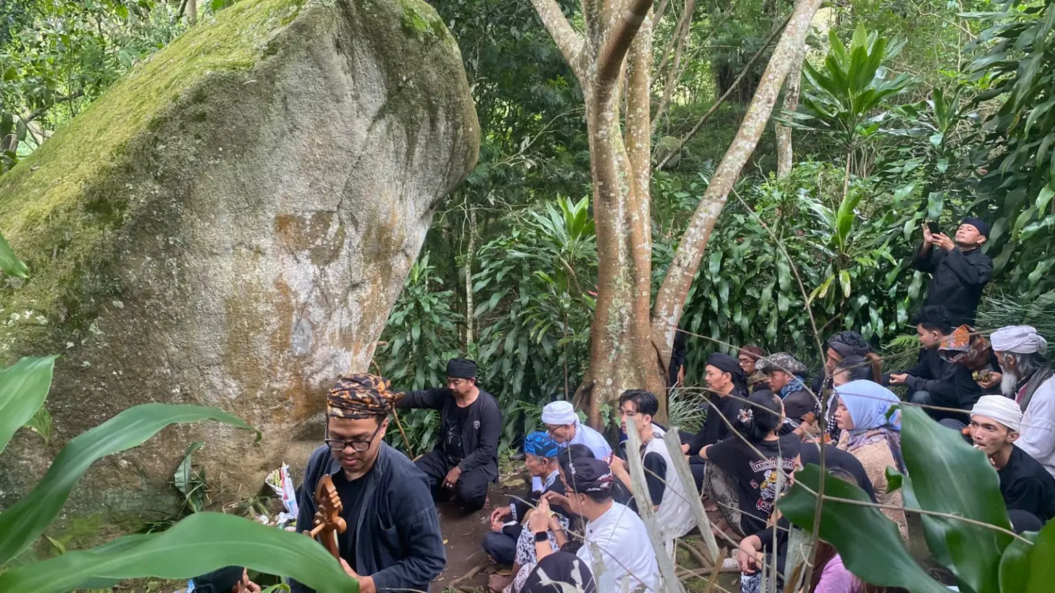 Proses Ritual Adat Sunda yang di Laksanakan di Situs Batu Kuda Gunung Manglayang, Senin (2/2/2026). Muhammad Farhan Rizqi/ Koran Mandala