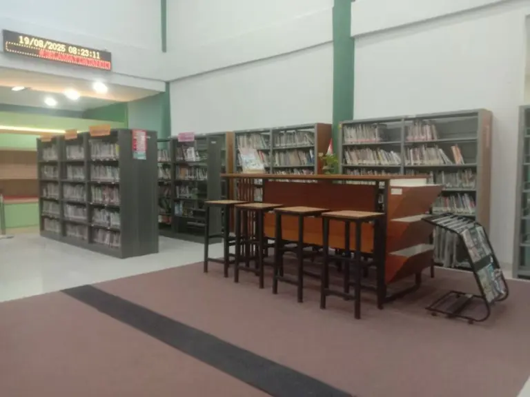 Perpustakaan umum di Bandung sebagai tempat kerja gratis dengan ruang baca yang tenang. (Sumber: dispusip.bandungkab.go.id)