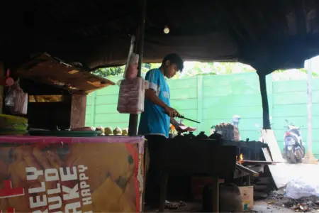 Surabi 46 Cipadung: Asap Tungku, Rasa Tradisi, dan Senja Manglayang di Bandung Timur Proses memasak surabi berlangsung sederhana menggunakan peralatan tradisional. (Rifki Rafsanjani)