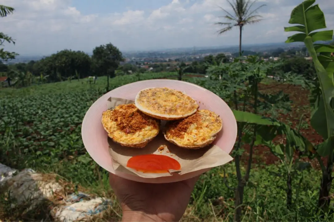 Surabi telur dan surabi oncom tersaji di Surabi 46 Cipadung, Bandung Timur.