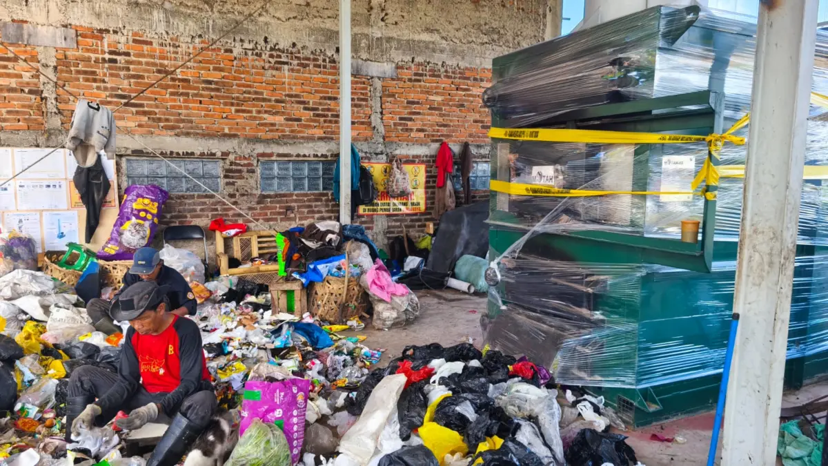 Insinerator Disegel, Sampah Menggunung: Petugas TPS Baturengat Terjepit Aturan Tanpa Solusi Petugas TPS Baturengat