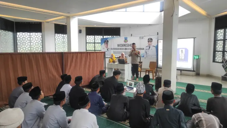 Tekankan Pencegahan Bullying dan Kekerasan, Sat Binmas Polres Garut Sambangi Ponpes Yadul Ulya Pimpinan Yayasan Pondok Pesantren Yadul Ulya Ustadz Angga Tirta Widya, Ustadz Renaldi selaku staf pengajar, serta sekitar 60 siswa-siswi kelas 1 hingga 3 SMA Yadul Ulya.