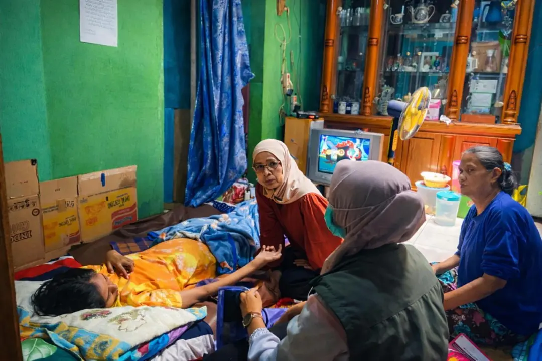 Petugas posyandu dan Puskesmas Cibiru melakukan kunjungan rumah kepada ibu hamil di RW 2, Cibiru, Rabu (4/2/2026). (Rifki Rafsanjani)