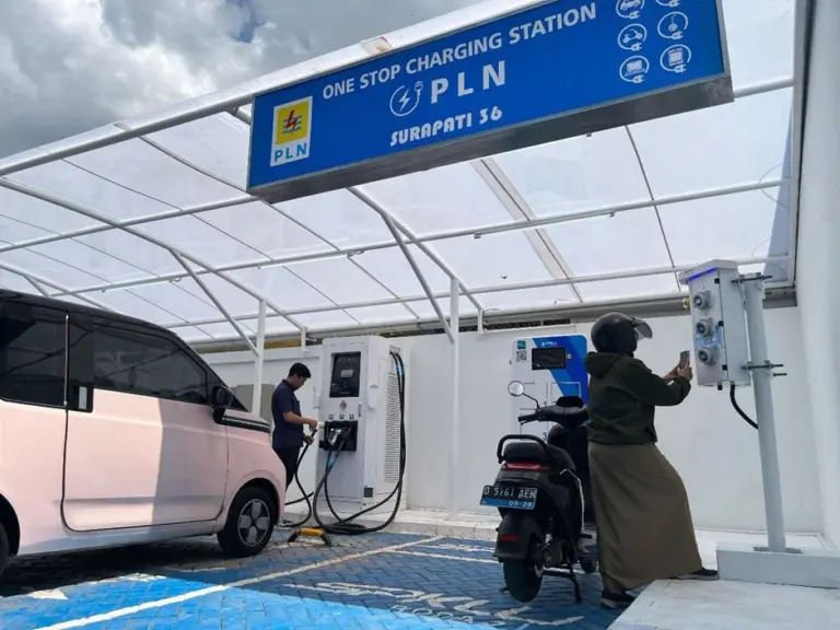 Pengendara mengisi daya mobil listrik di charging station (SPKLU) Bandung. (web.pln.co.id)