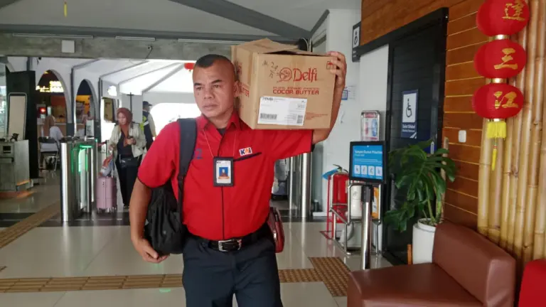 Pak Dadang porter paling senior di Stasiun Bandung.