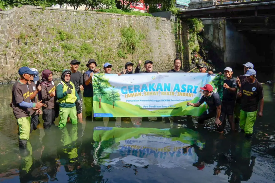 Gotong Royong Bersihkan Sungai Cikapundung Kolot, ASN BKKBN Jabar Libatkan Warga dan Komunitas