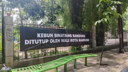 Satpol PP Kota Bandung Segel Akses Masuk Kebun Binatang Bandung, Jaga Satwa dan Aset Daerah Satpol PP Kota Bandung Segel Akses Masuk Kebun Binatang Bandung, Jaga Satwa dan Aset Daerah