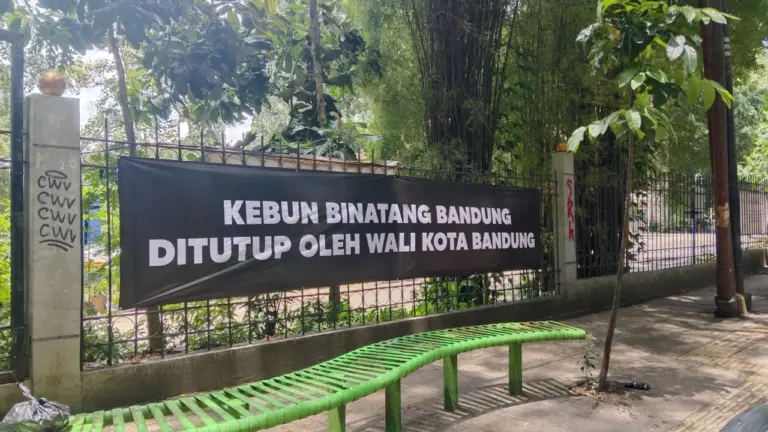 Satpol PP Kota Bandung Segel Akses Masuk Kebun Binatang Bandung, Jaga Satwa dan Aset Daerah