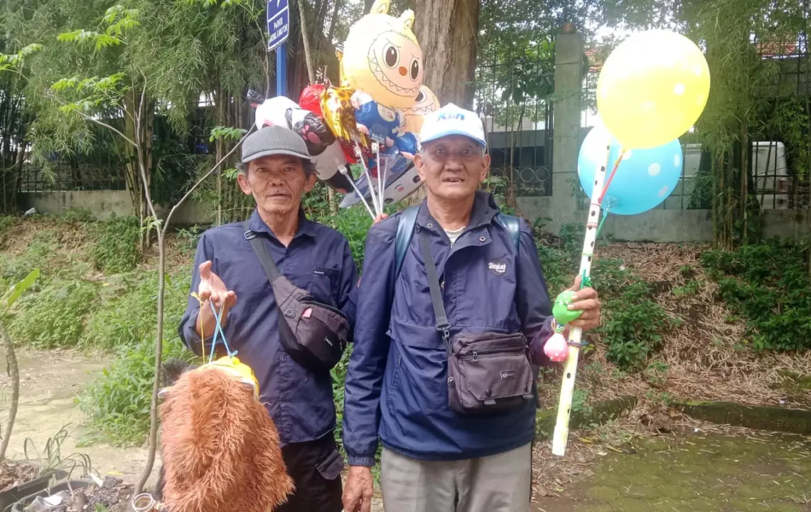 Pedagang Asongan di Kebun Binatang Bandung