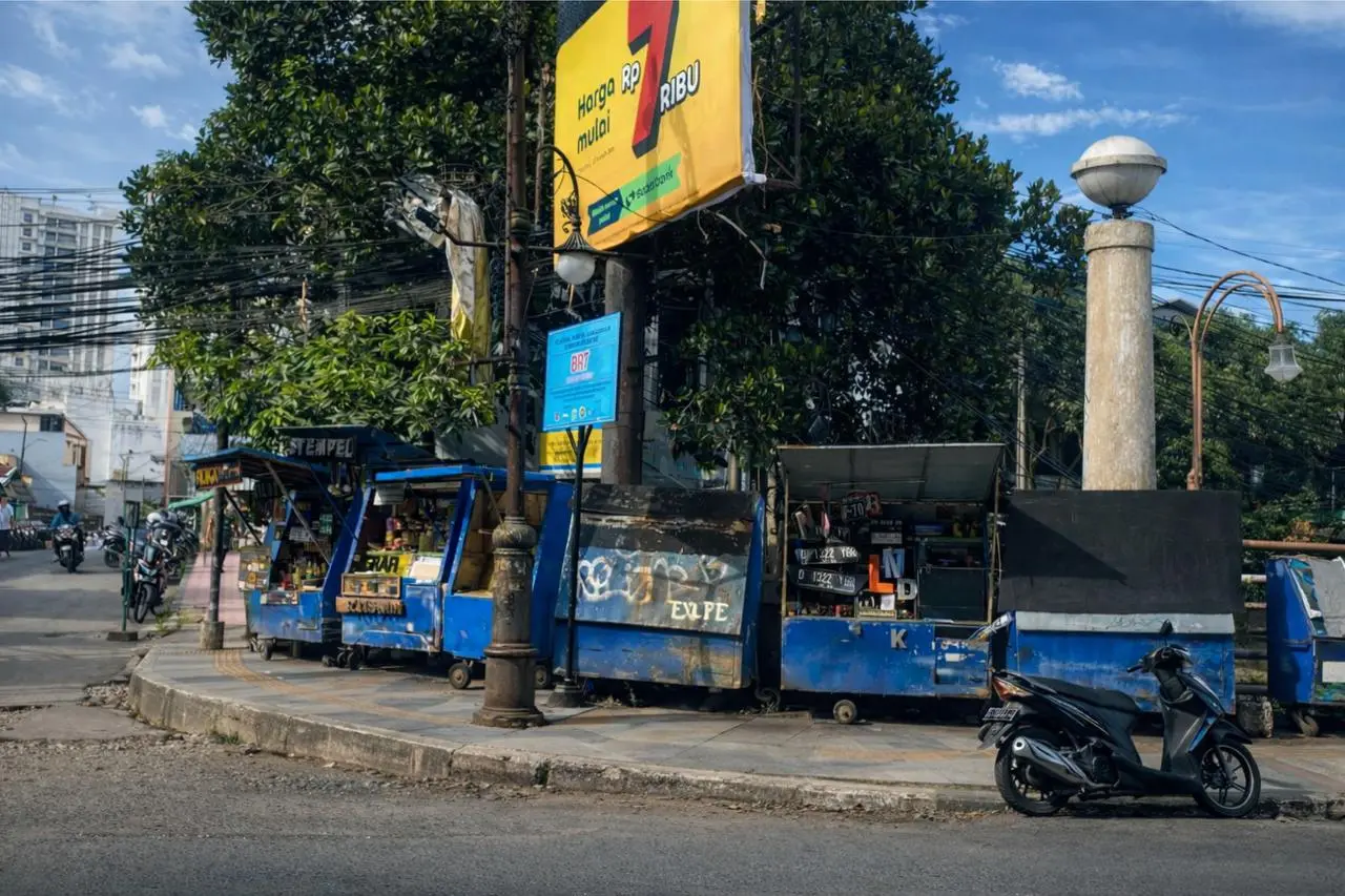 Deretan kios pedagang plat dan stempel tampak berjejer di ruas jalan Bandung, Rabu (5/2/2026).