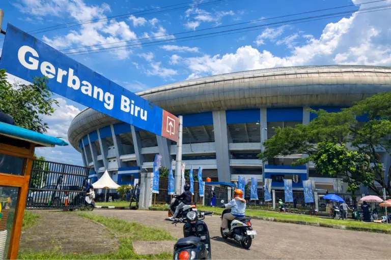 Suasana di sekitar Gerbang Biru Stadion Gelora Bandung Laut Api Jumat (6/2/2026) pagi, masih tampak lengang (Rifki Rafsanjani)