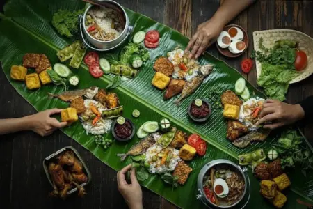 Botram nasi liwet untuk tradisi munggahan praktis di Bandung jelang Ramadan. (sumber: pinterest)