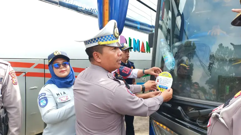 Polres Garut Gelar Ramp Check Angkutan Umum di Limbangan, Dua Awak Bus Ditemukan Hipertensi Polres Garut Gelar Ramp Check Angkutan Umum di Limbangan