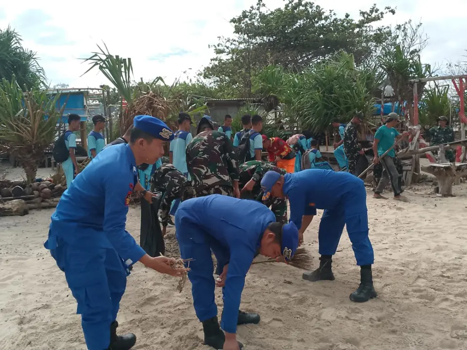 Satpolairud Polres Garut Bersama TNI dan Masyarakat Gelar Aksi Bersih Pantai Dukung Gerakan Indonesia Asri
