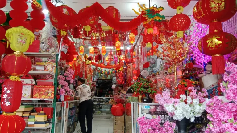 Penjualan Pernak-pernik Imlek di Jalan Cibadak Bandung Menurun Jelang Tahun Baru Imlek 2026