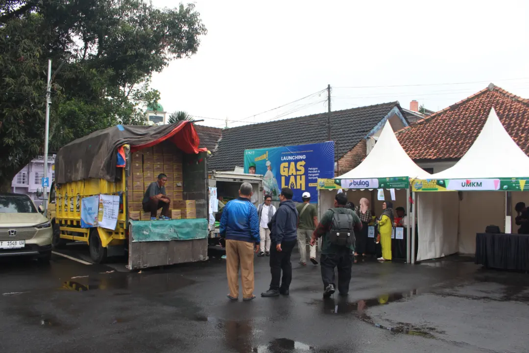 Suasana bazar pangan murah BAZMUT di Ujung Berung Bandung dengan truk Bulog membawa stok beras dan minyak goreng. (Luqman Dwirizal Arifin/koranmandala)
