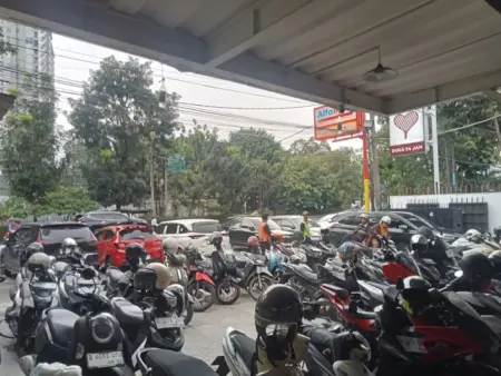 Parkir Liar di Mini Market