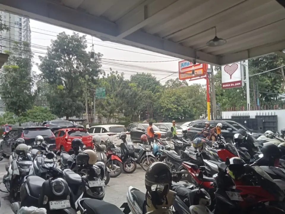 Parkir Liar di Mini Market