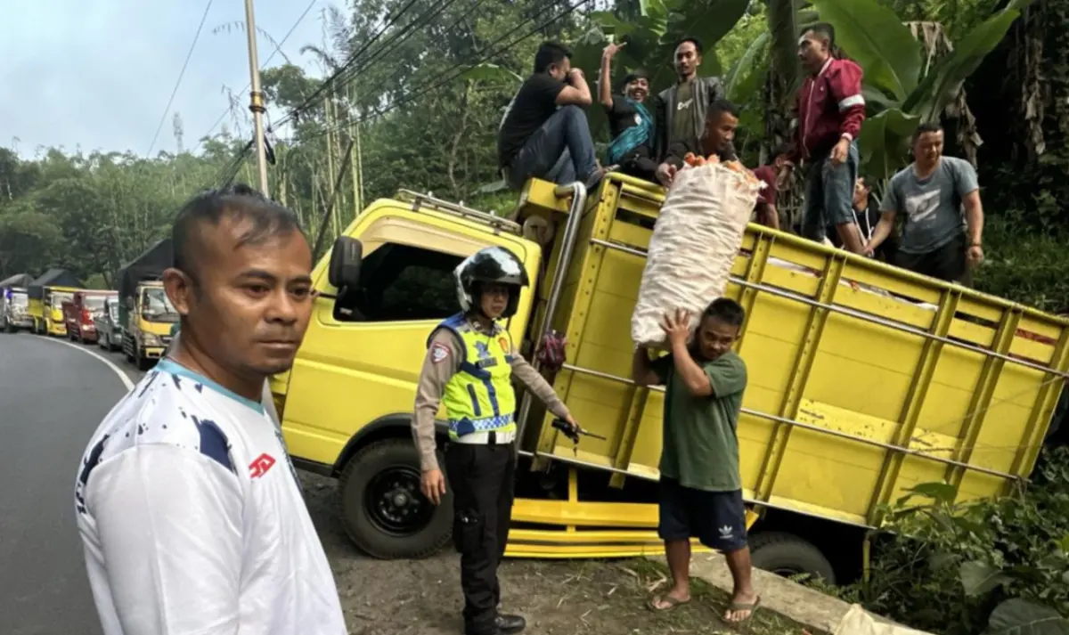 As Roda Diduga Patah, Truk Terperosok ke Parit di Tanjakan Lebak Jero Kadungora