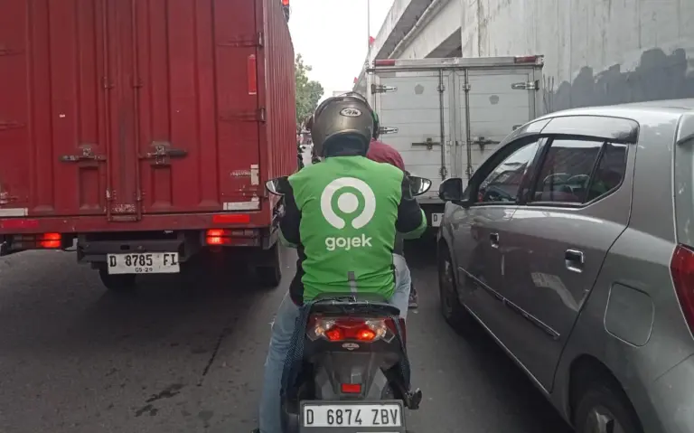 Penghasilan Menyusut: Keluhan Ahmad, Ojol Bandung yang Bertahan Demi Dapur Tetap Ngepul Jam Kerja Panjang, Penghasilan Menyusut: Keluhan Ahmad, Ojol Bandung yang Bertahan Demi Dapur Tetap Ngepul