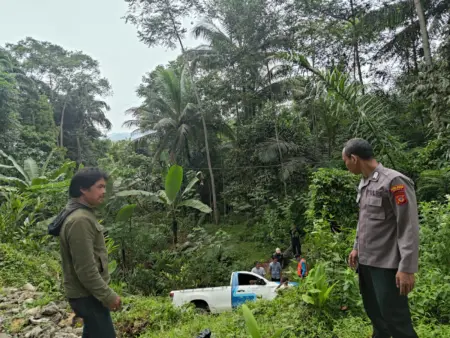 Mobil Toyota Triton Terperosok ke Jurang 6 Meter di Bungbulang, Empat Orang Luka Ringan Kecelakaan lalu lintas tunggal terjadi di wilayah Kecamatan Bungbulang, Kabupaten Garut, Selasa (10/2/2026) sekitar pukul 11.30 WIB.
