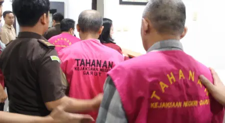 Kejari Garut Tetapkan Tiga Tersangka Korupsi Kredit Fiktif BPR Intan Jabar Kejaksaan Negeri Garut Tetapkan 3 Kasus Korupsi Kredit BPR Intan Jabar Negara Rugi Rp 5 Miliar.