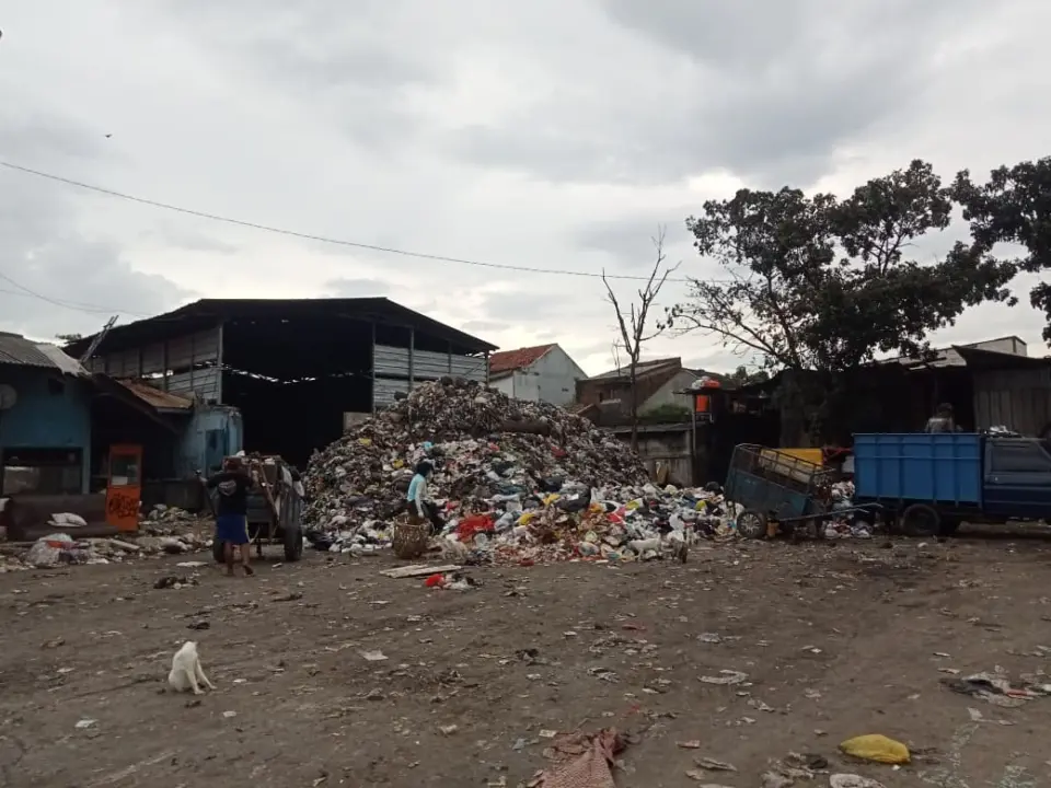 Sampah Menumpuk di Pasar Ciwastra Bandung, Pedagang Keluhkan Omzet Turun dan Bau Menyengat