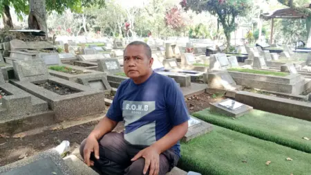 etia Permana (52). Hampir 40 tahun ia bekerja di TPU Sinaraga.