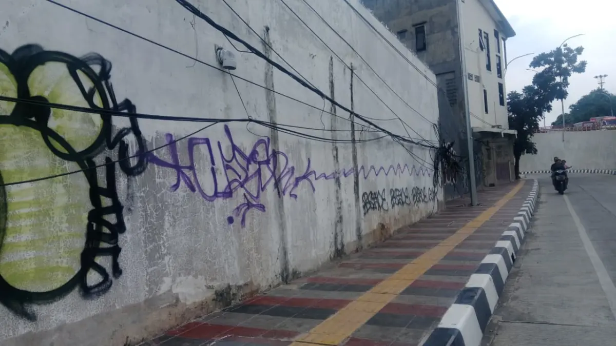 Kabel Semerawut dan Vandalisme di Fly Over Nurtanio Dikeluhkan Pejalan Kaki