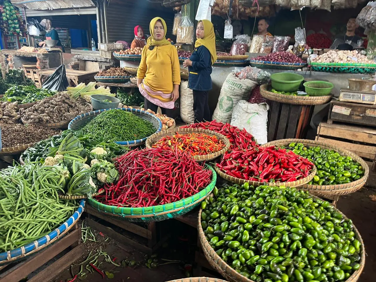 Tiga Hari Jelang Ramadan, Harga Bapokting di Pasar Ciawitali Garut Naik Signifikan