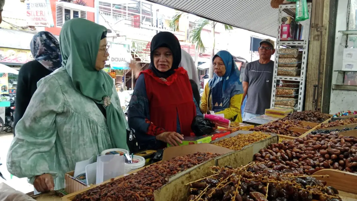 Sejumlah Pembeli Kurma di Pasar Baru Bandung