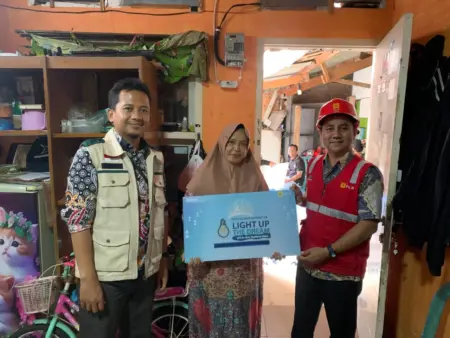 PLN Nyalakan Listrik Gratis untuk Buruh Harian di Cilengkrang