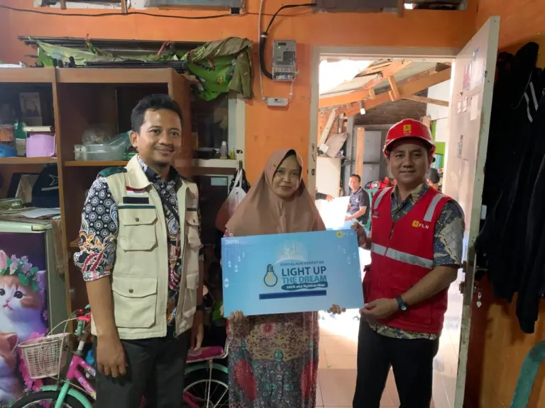 PLN Nyalakan Listrik Gratis untuk Buruh Harian di Cilengkrang