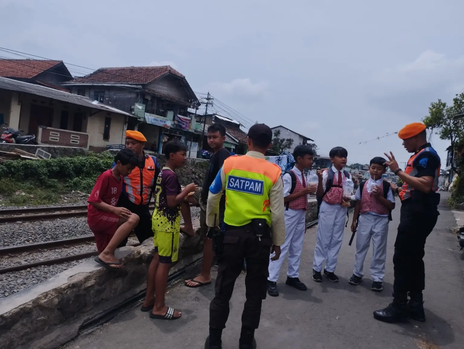 KAI Daop 2 Bandung Larang Aktivitas di Rel Saat Ramadan