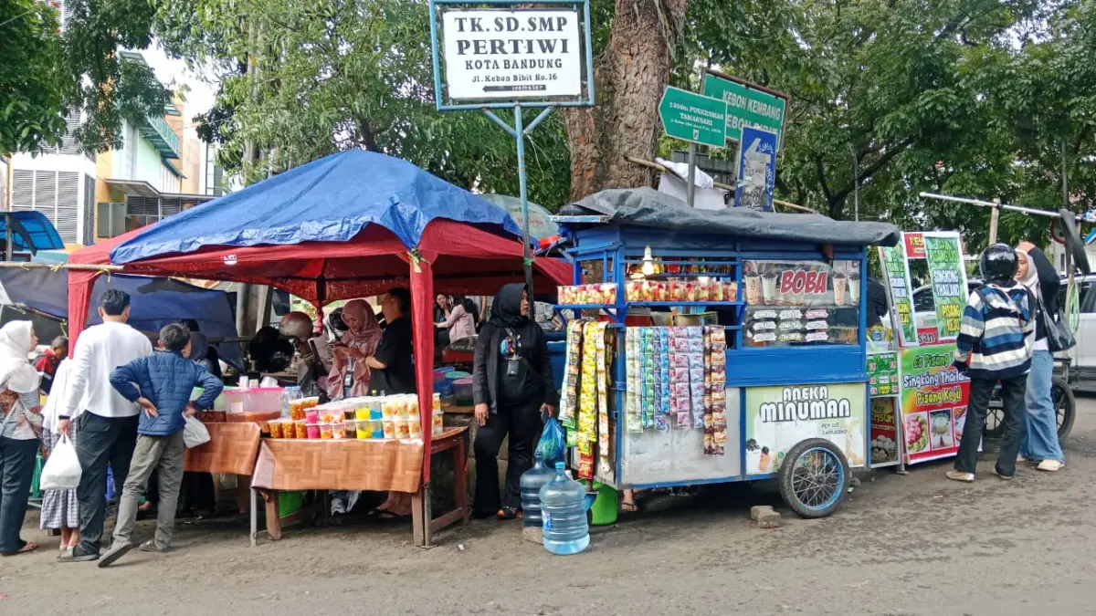 Hujan Reda, War Takjil Baltos Diserbu Warga di Hari Kedua Ramadan