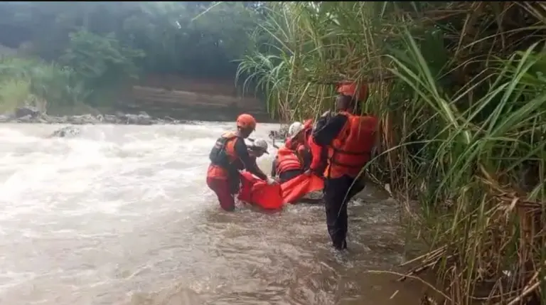 Tim SAR Gabungan Temukan Korban Hanyut di Sungai Cimanuk Tim SAR Gabungan Temukan Korban Hanyut di Sungai Cimanuk