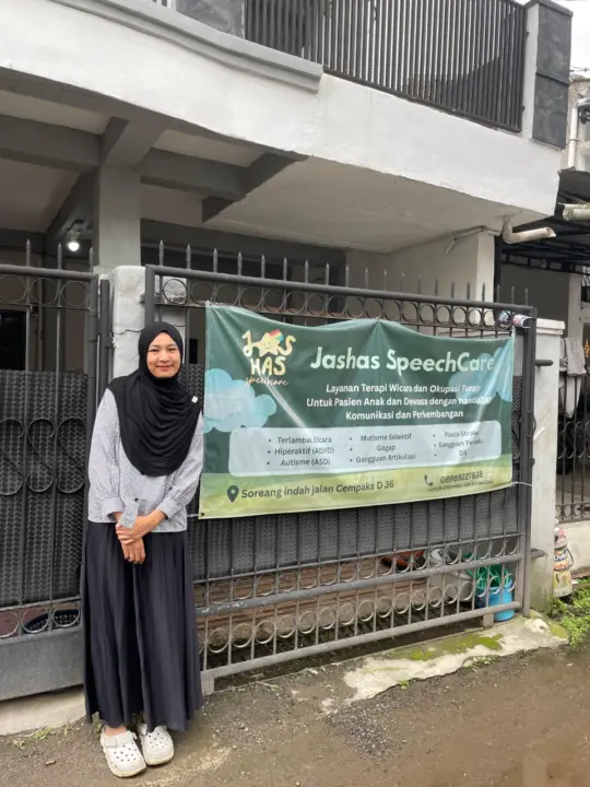 Pendiri klinik tersebut adalah Putri Andriani, lulusan D3 Terapi Wicara Politeknik Al-Islam Bandung