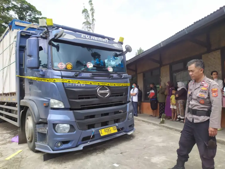 Polres Garut Lakukan Olah TKP Penemuan Sopir Truk Meninggal di Dalam Kabin Kendaraan