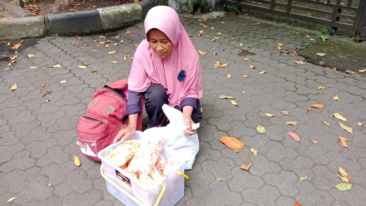 Ibu Lilis Penjual Kerupuk di Bandung