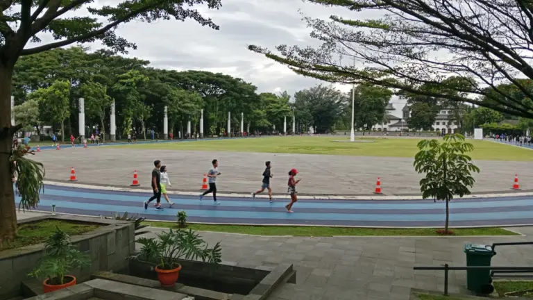 Kejar Target Lari 10.000 Langkah,Dokter Ingatkan Pentingnya Kenali Kondisi Tubuh Ngabuburit Sehat, Lapangan Gasibu Jadi Magnet Warga Saat Ramadan