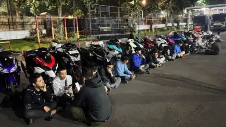 Patroli Sahur di Bojongloa Kidul, Polisi Amankan 17 Remaja dan Sita Dua Parang