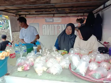 Ziarah Lebaran Bawa Berkah bagi Pedagang Kembang di TPU Cikutra Penti Susilawati (60) (tengah), pedagang kembang di kawasan TPU Cikutra, Kota Bandung