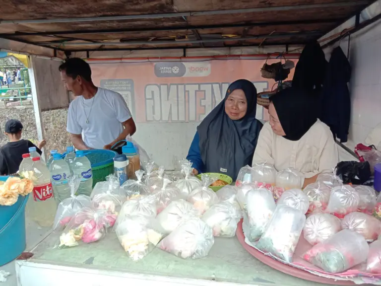 Ziarah Lebaran Bawa Berkah bagi Pedagang Kembang di TPU Cikutra Penti Susilawati (60) (tengah), pedagang kembang di kawasan TPU Cikutra, Kota Bandung