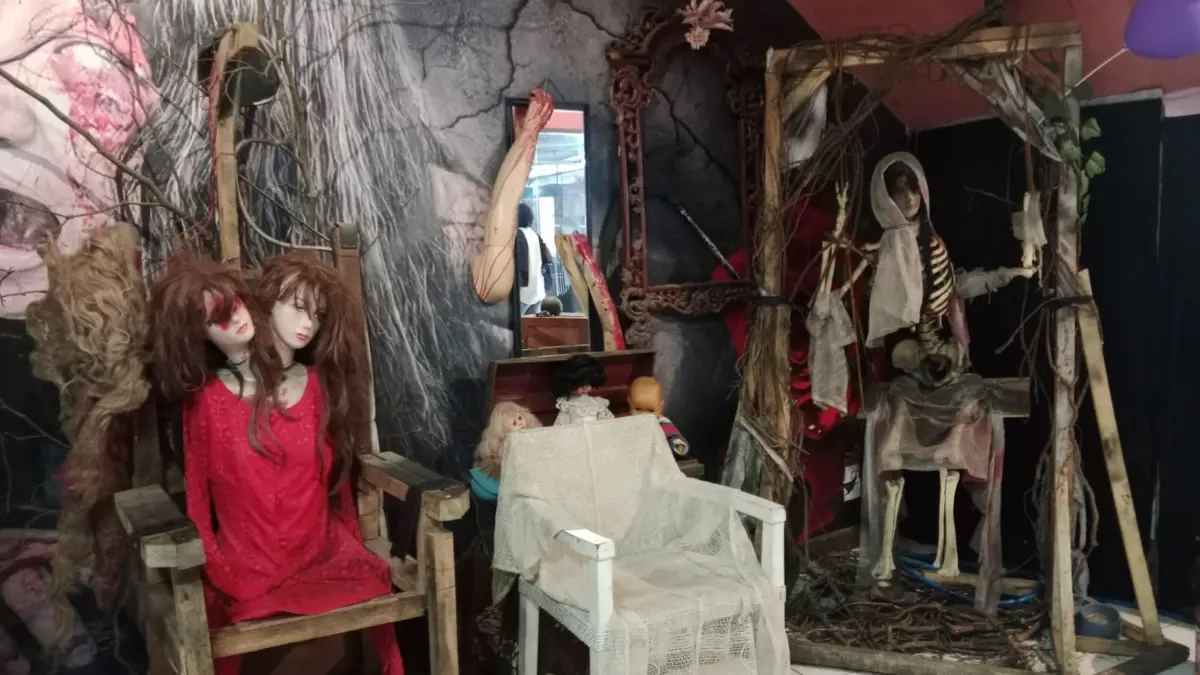 Deretan manekin hantu siap uji nyali pengunjung Bandung