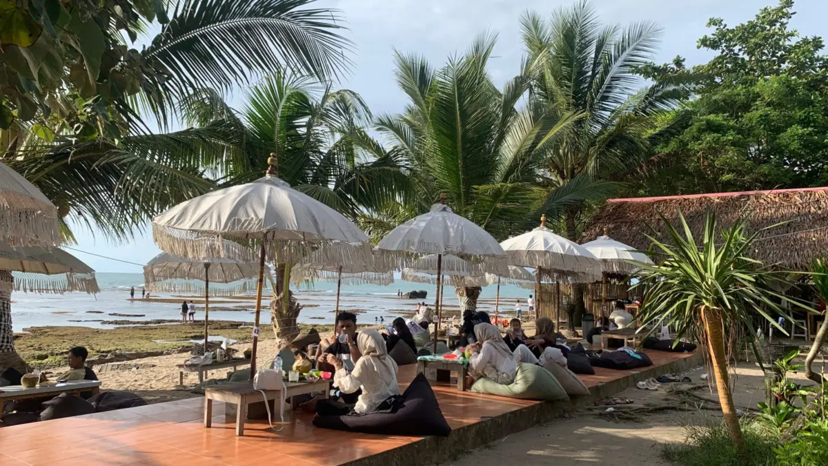 Suasana pantai Anyer Banten saat libur Lebaran Rabu 25/3/2026 (Sarah/Koran Mandala)