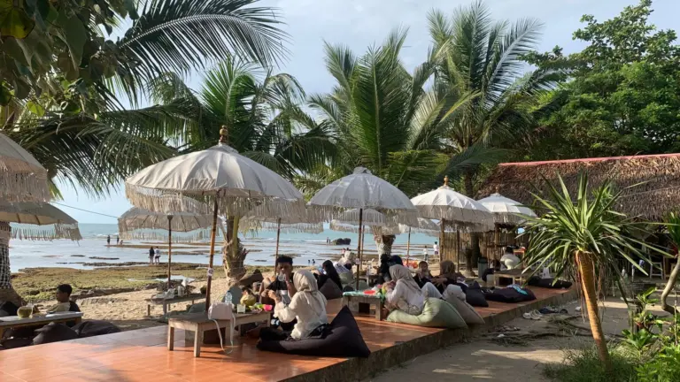 Selain Pangandaran, Ini 4 Pantai Indah untuk Libur Lebaran Suasana pantai Anyer Banten saat libur Lebaran Rabu 25/3/2026 (Sarah/Koran Mandala)