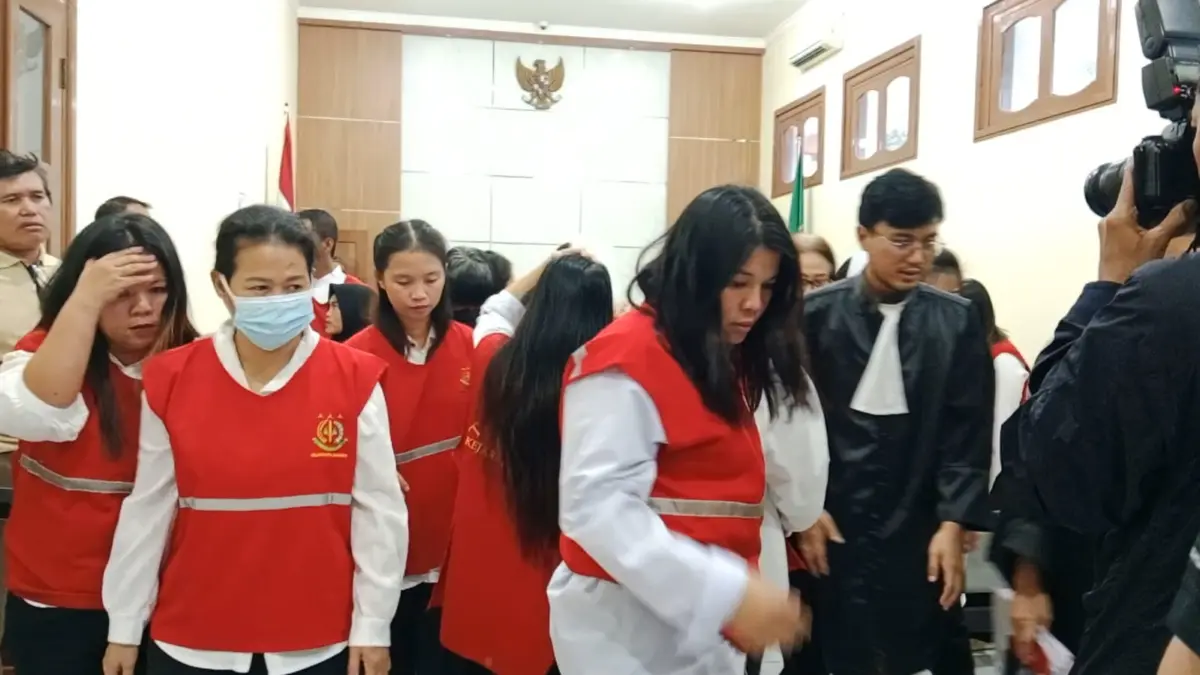 Para terdakwa menjalani proses sidang
