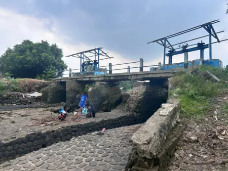 Bendungan Kali Cibuaya Rusak Parah, Komitmen Pemerintah dipertanyakan Warga Majalengka Kondisi Bendungan Kali Cibuaya Rusak Parah Puluhan Tahun (Foto: Carsidik).