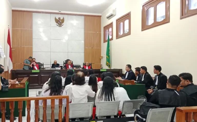 Sidang Perdana Kasus Sindikat Penjualan Bayi di gelar PN Bandung 31/3/2026 (Sarah/Koran Mandala)