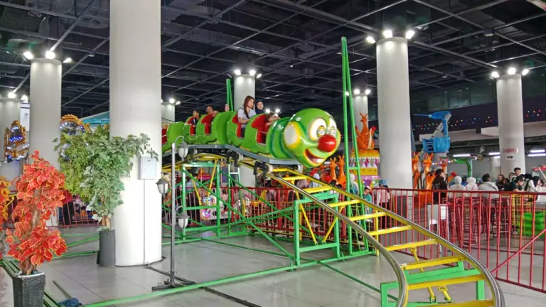 Suasana pengunjung menaiki wahana ulil (Mini roller coaster berbentuk ulat hijau)